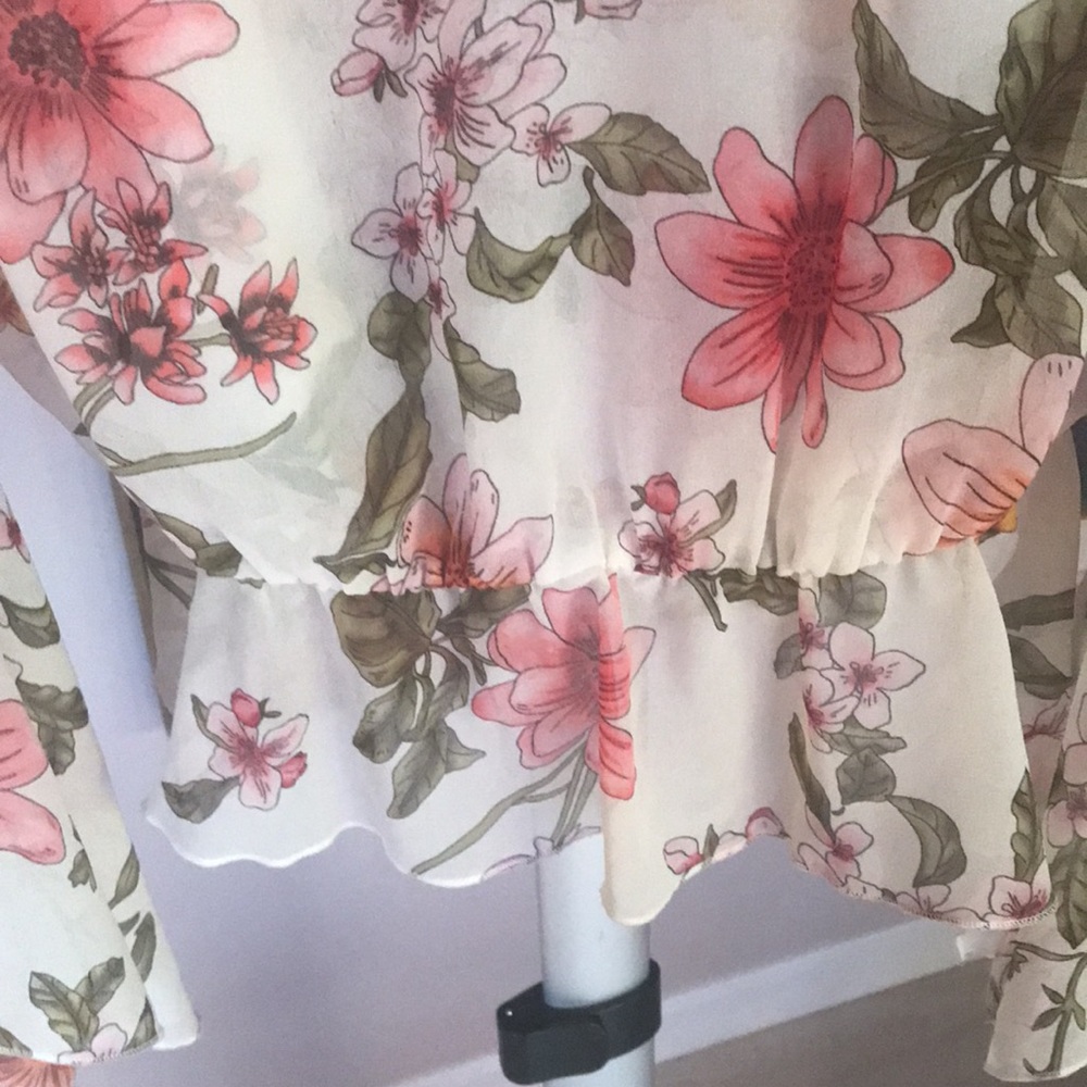 SOLD!!! Guess Flowers blouse built in cami says M runs S - Picture 9 of 17